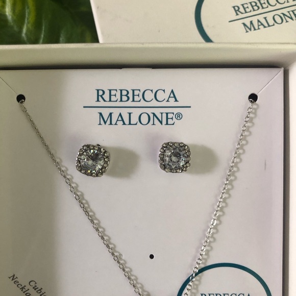 Pretty diamond look necklace and matching earrings set - Picture 3 of 6
